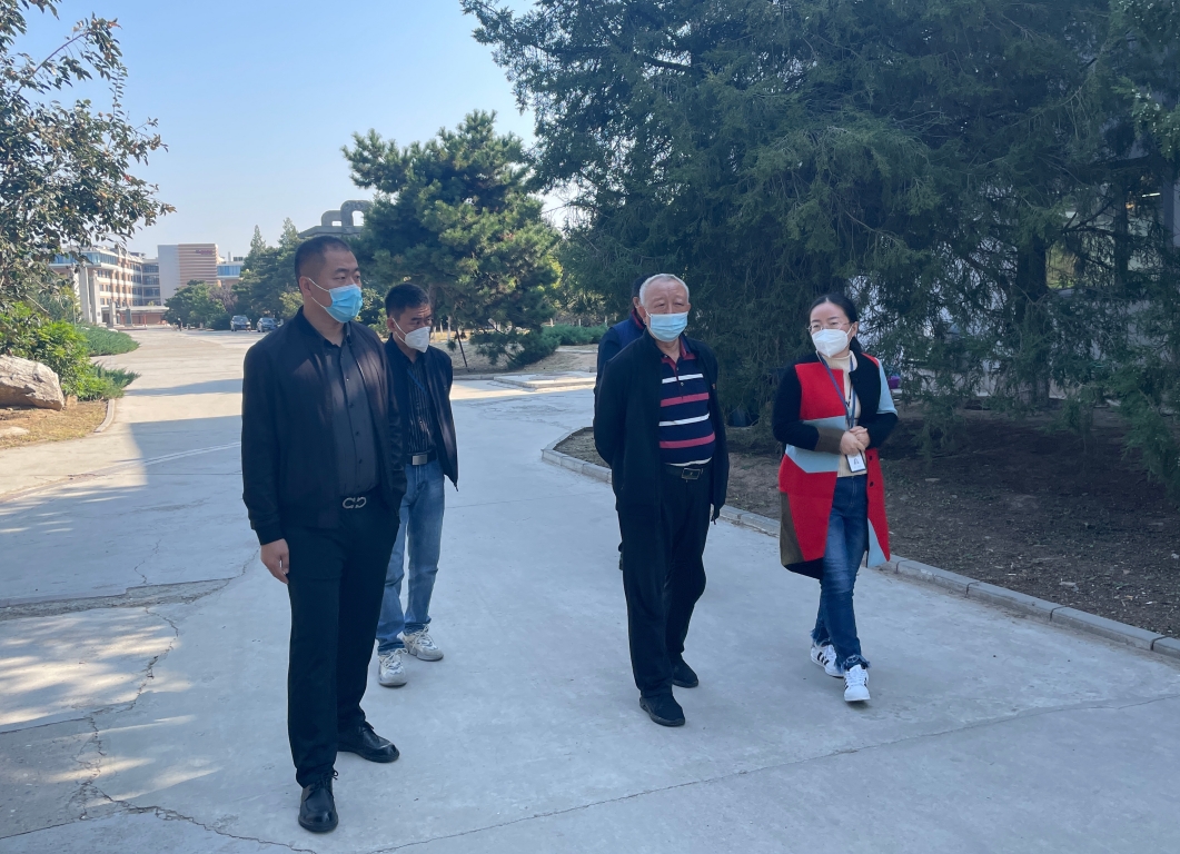 大兴区教委防疫专班领导来校检查指导校园疫情防控工作