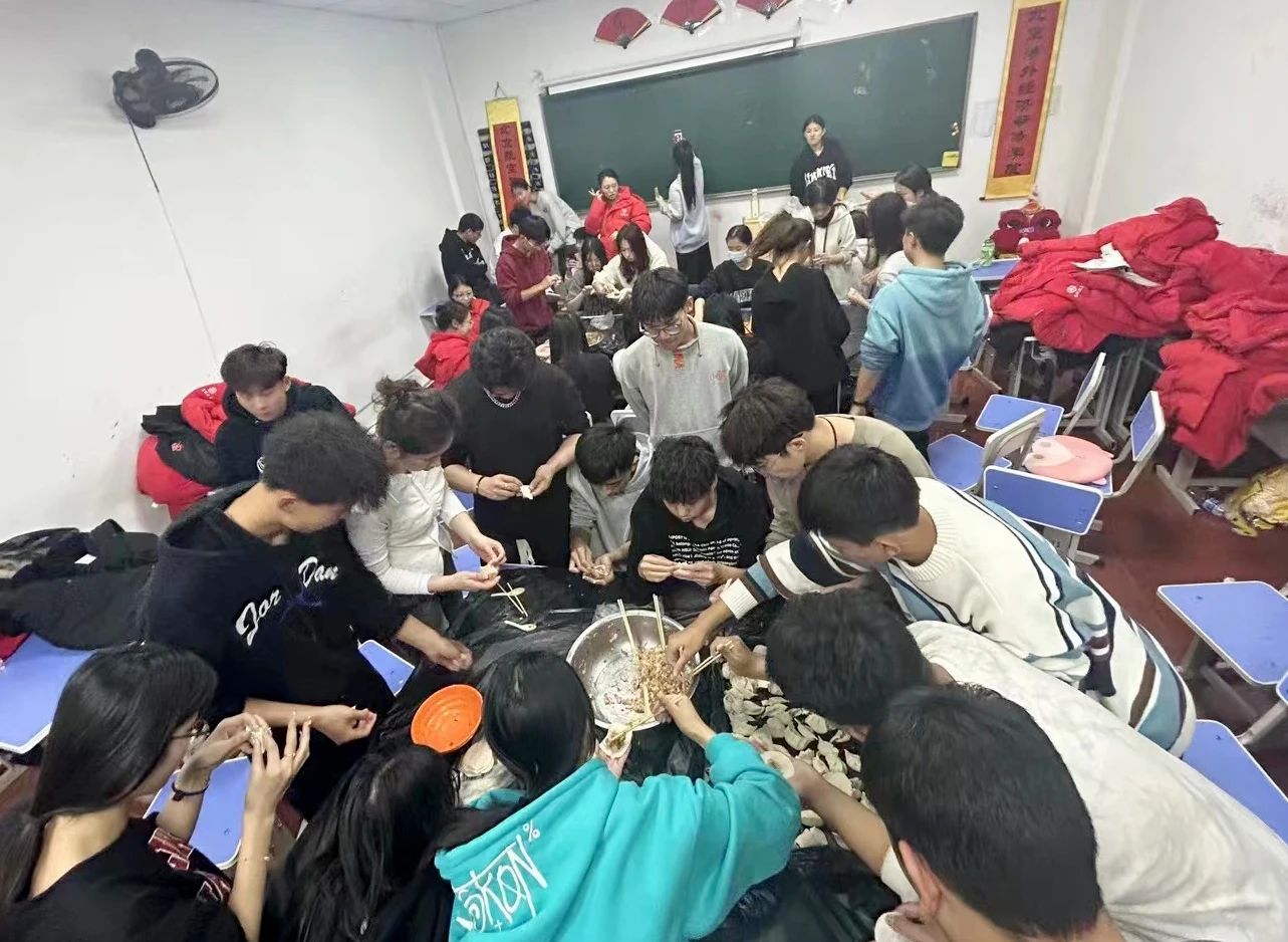 学院开展“情暖立冬 爱满校园”包饺子主题活动