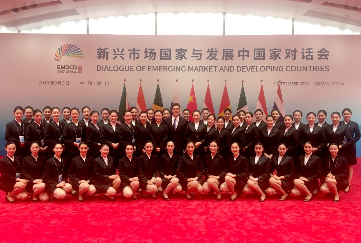 热烈祝贺北京航空旅游专修学院学生出色完成2017年“金砖五国”峰会礼仪服务保障工作，胜利凯旋